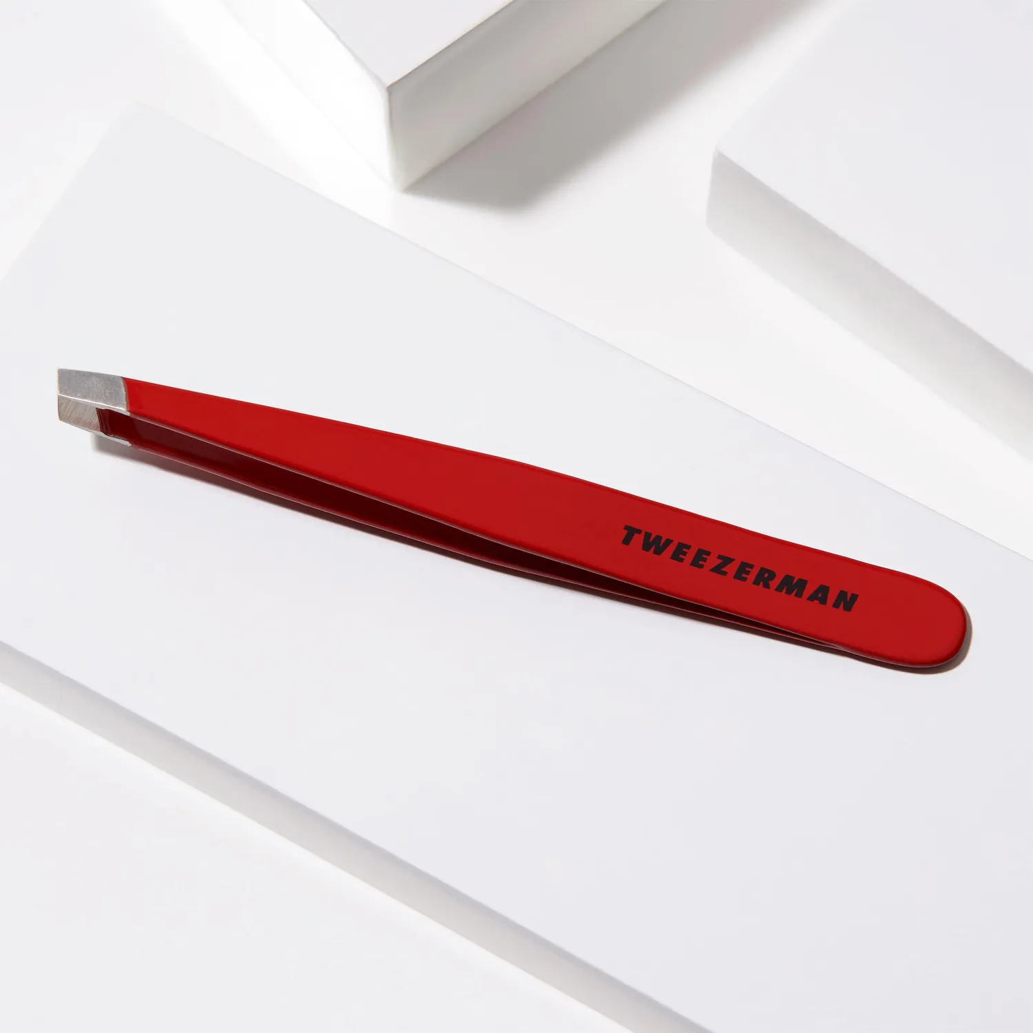 Tweezerman Signature Red Slant Tweezer pincett röd sned