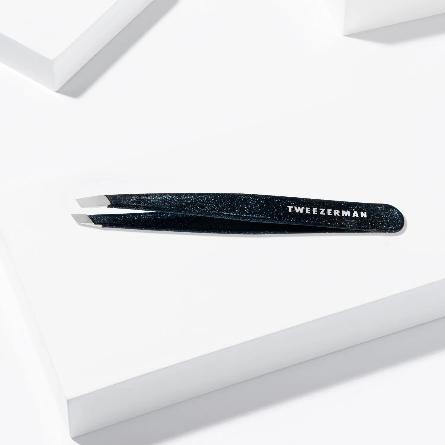 Tweezerman Dusted Onyx Slant pincett sned svart