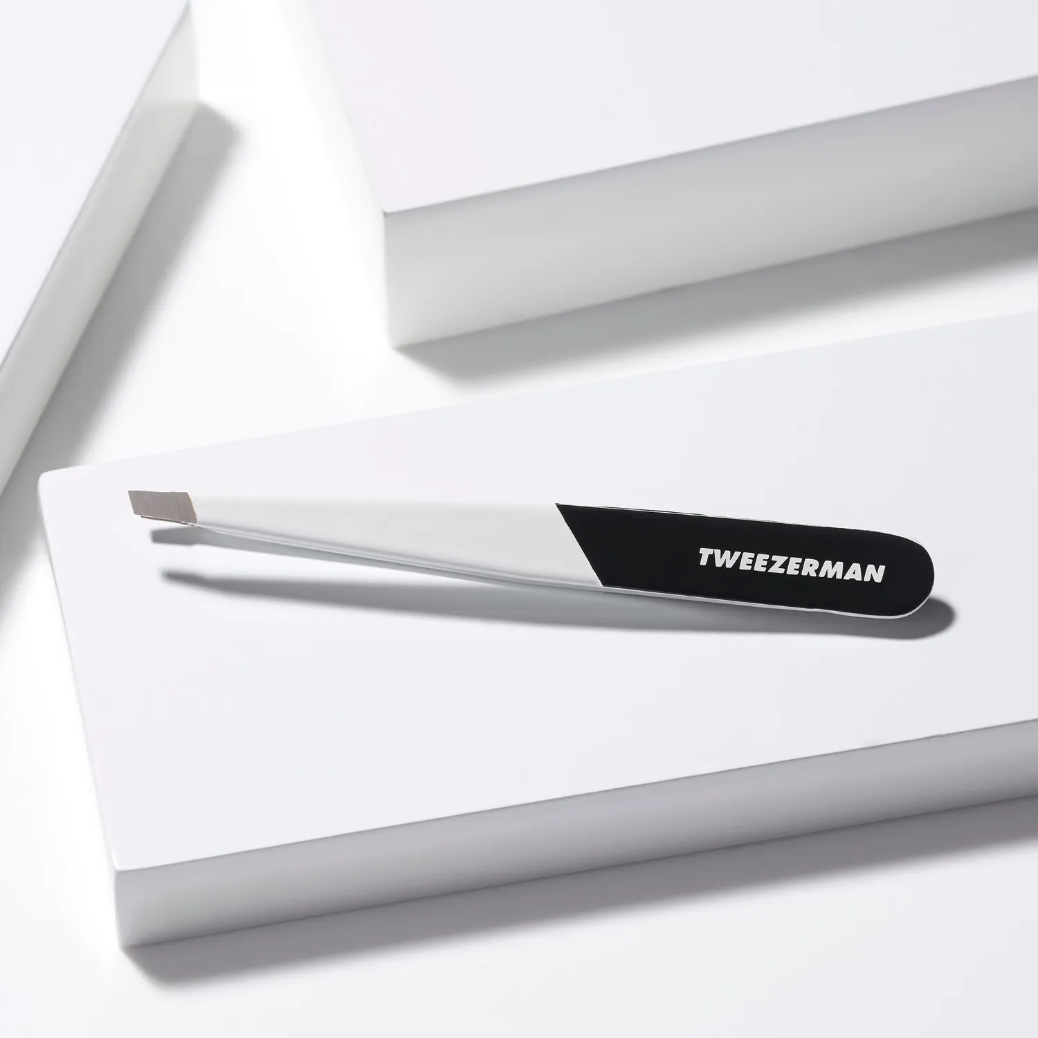 Tweezerman Midnight Strike Slant Pincett svart precisions