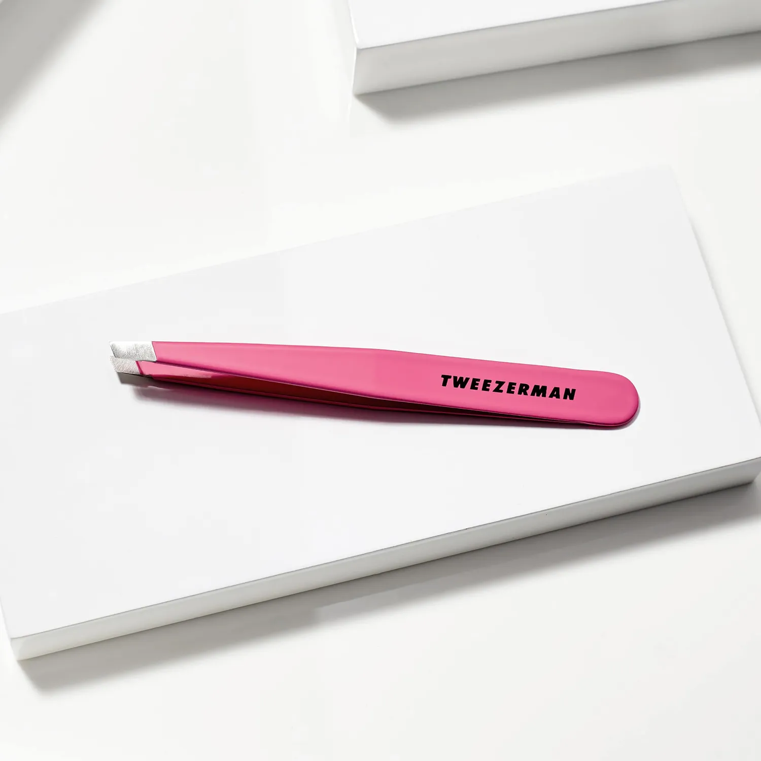 Tweezerman Pretty In Pink Slant Tweezer pincett rosa