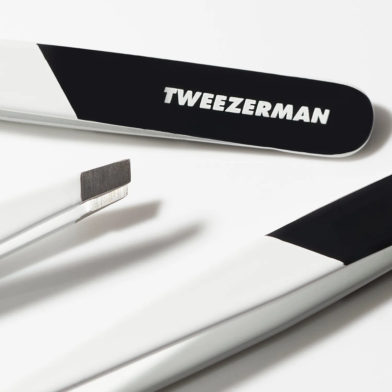 Tweezerman Midnight Strike Slant Pincett svart precisions