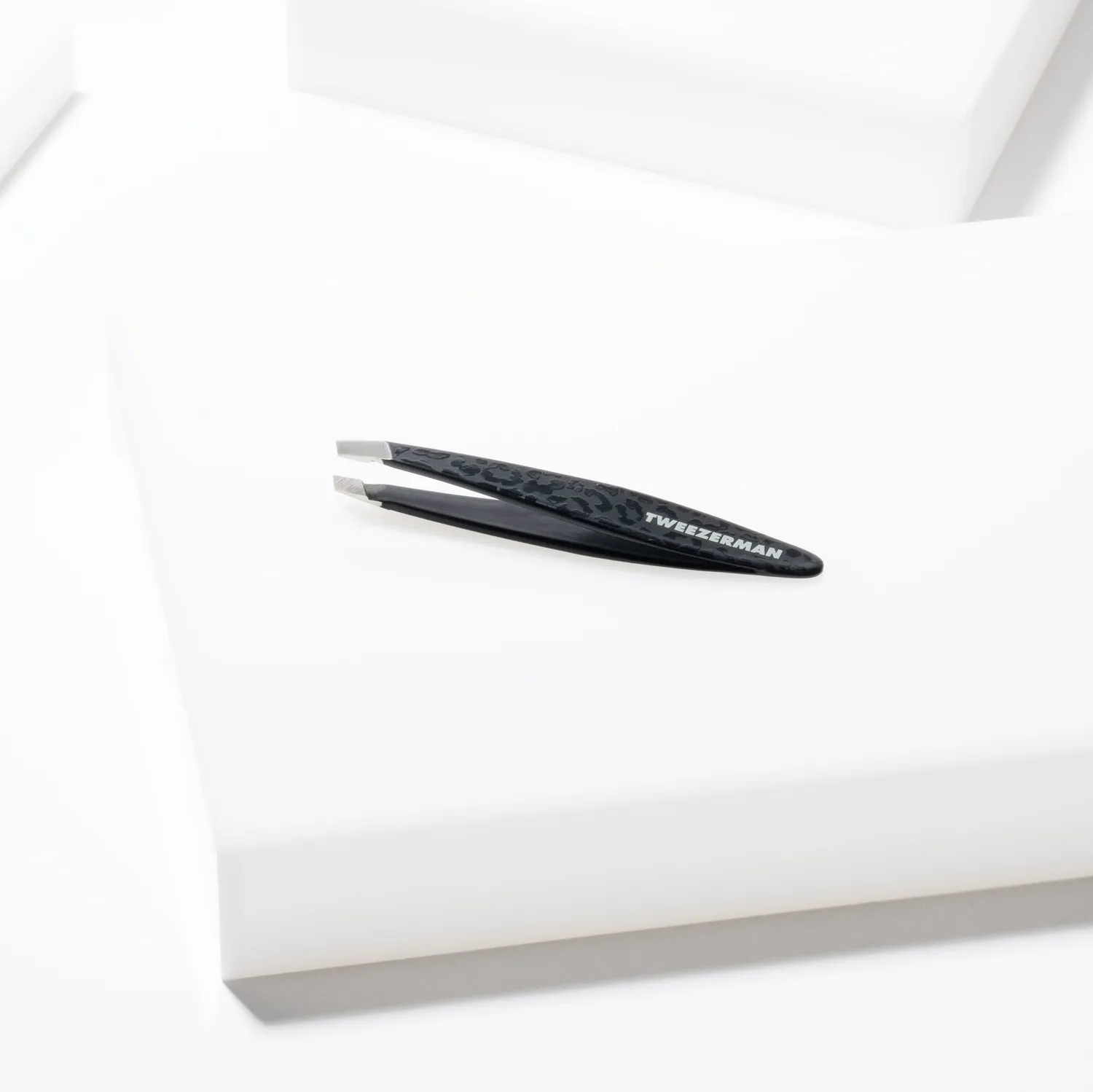 Tweezerman Mini Slant pincett Black Leopard sned