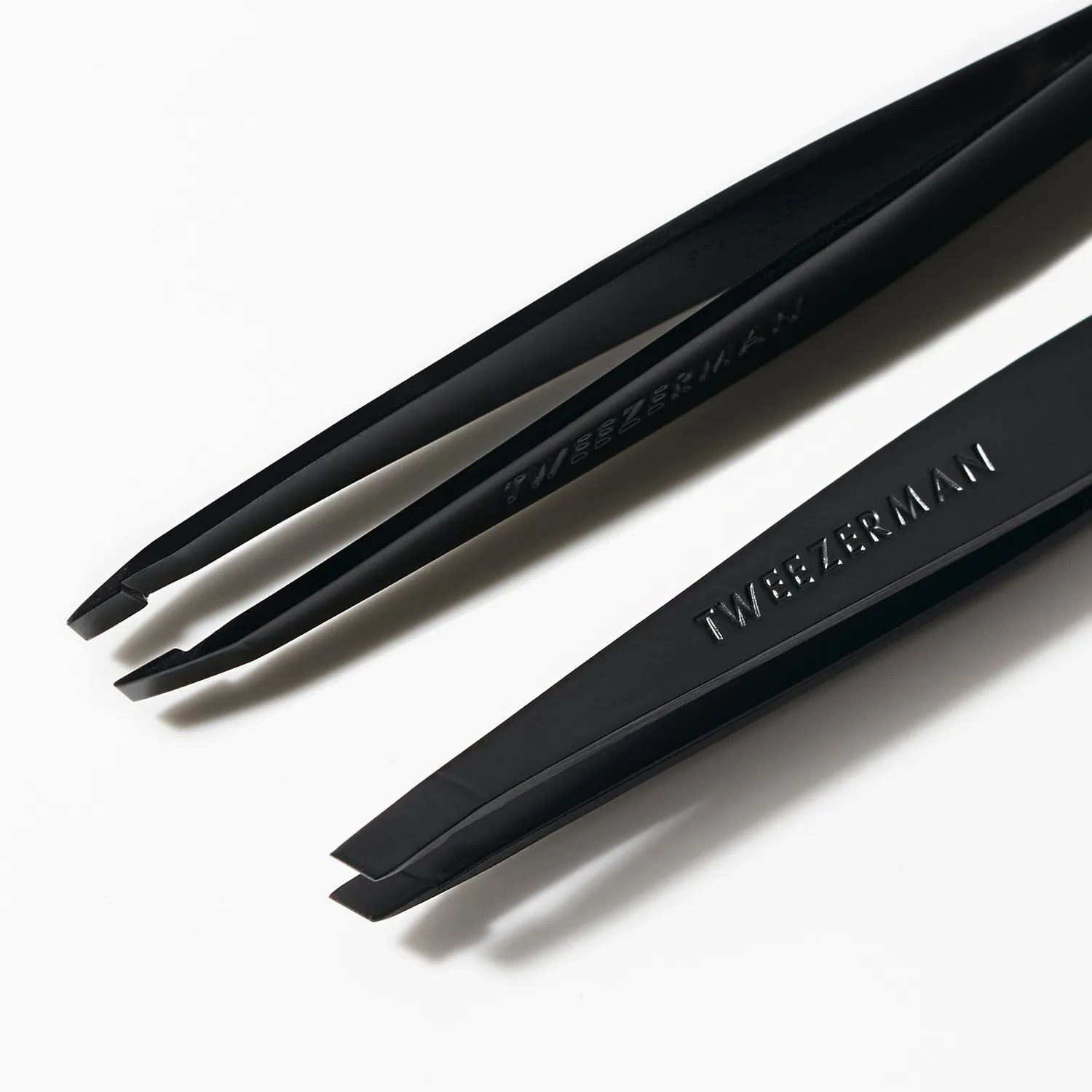 Tweezerman Slant pincett black matte snedspets