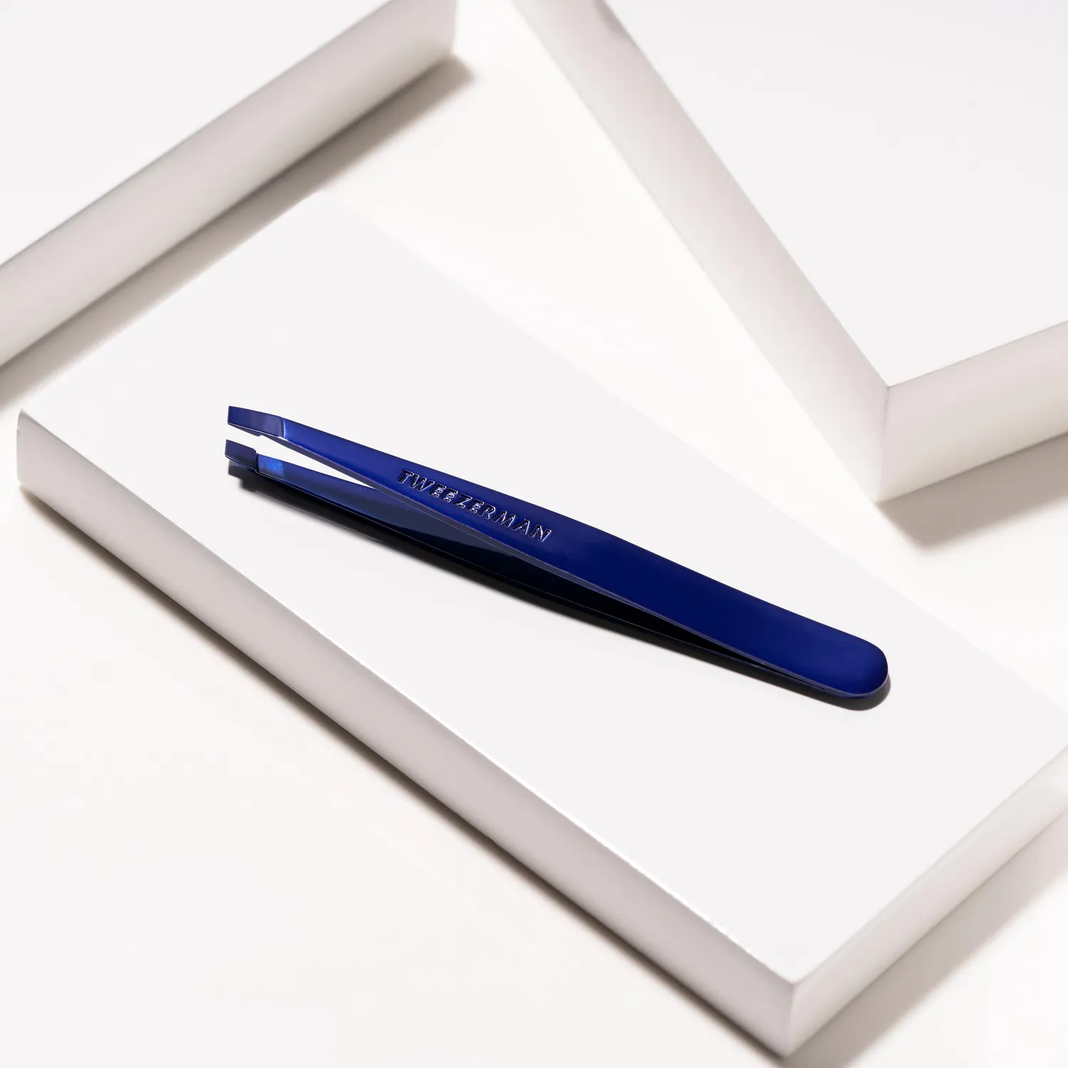 Tweezerman Slant Cobalt Blue pincett koboltblå precis