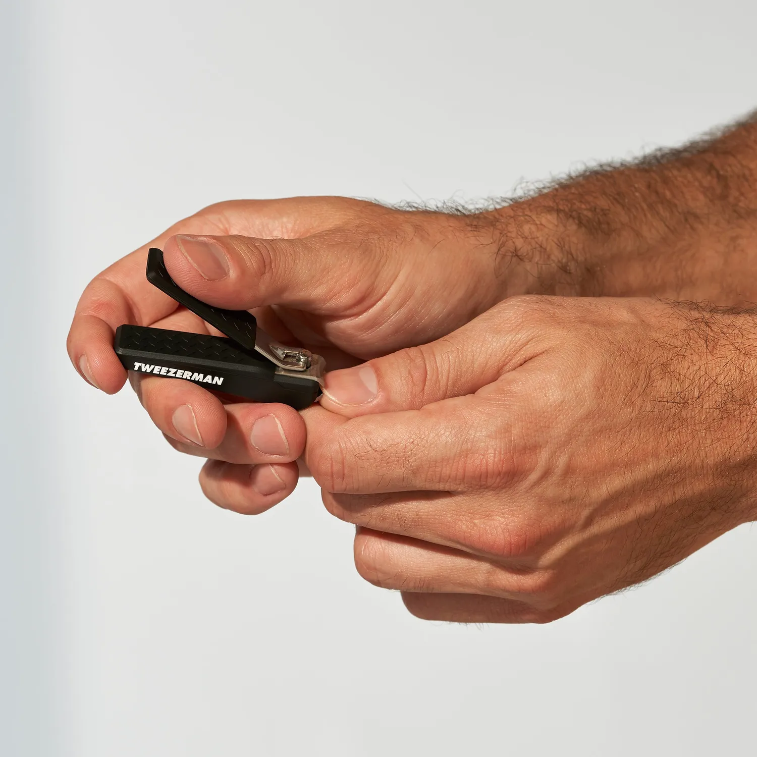 Tweezerman Precision Grip nagelklippare finger böjd