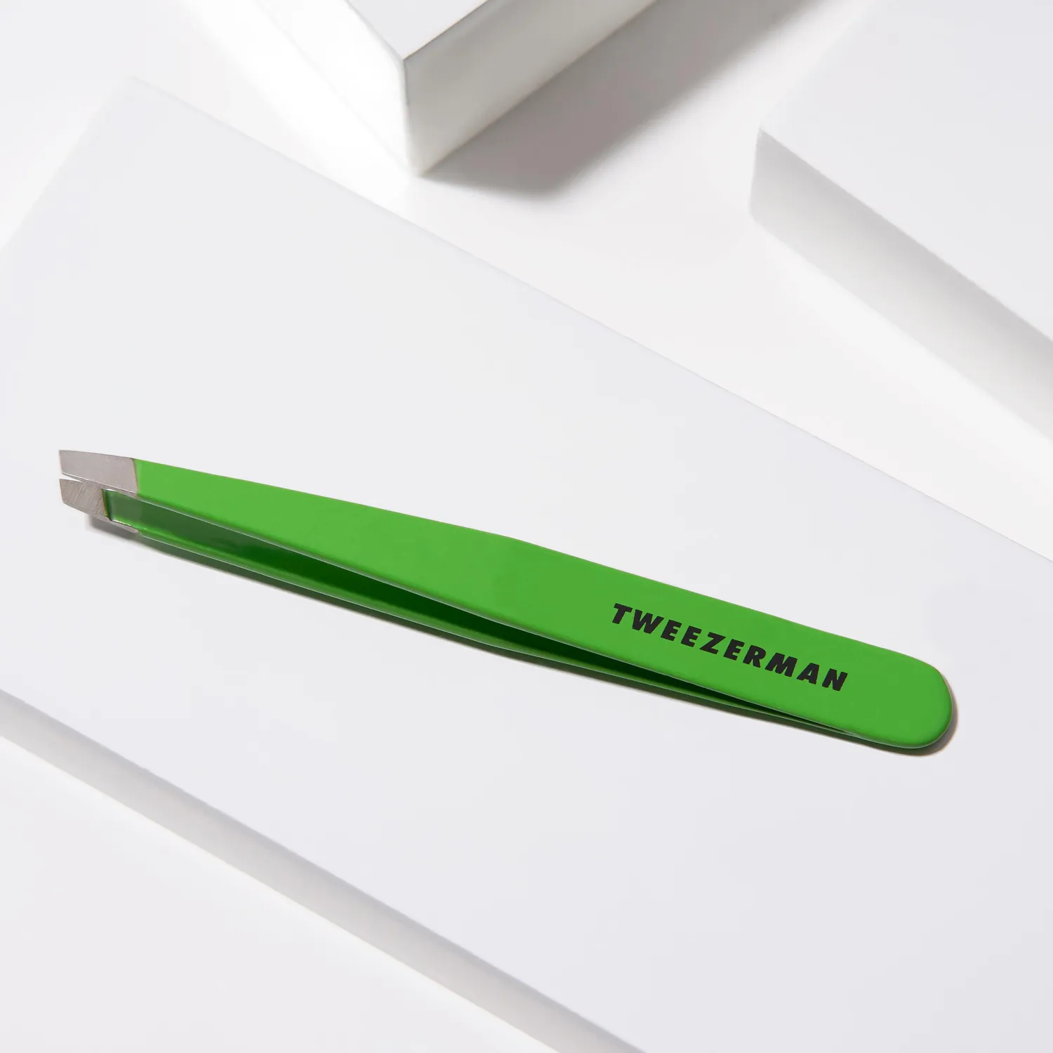 Tweezerman Slant Green Apple sned pincett för bryn exakt
