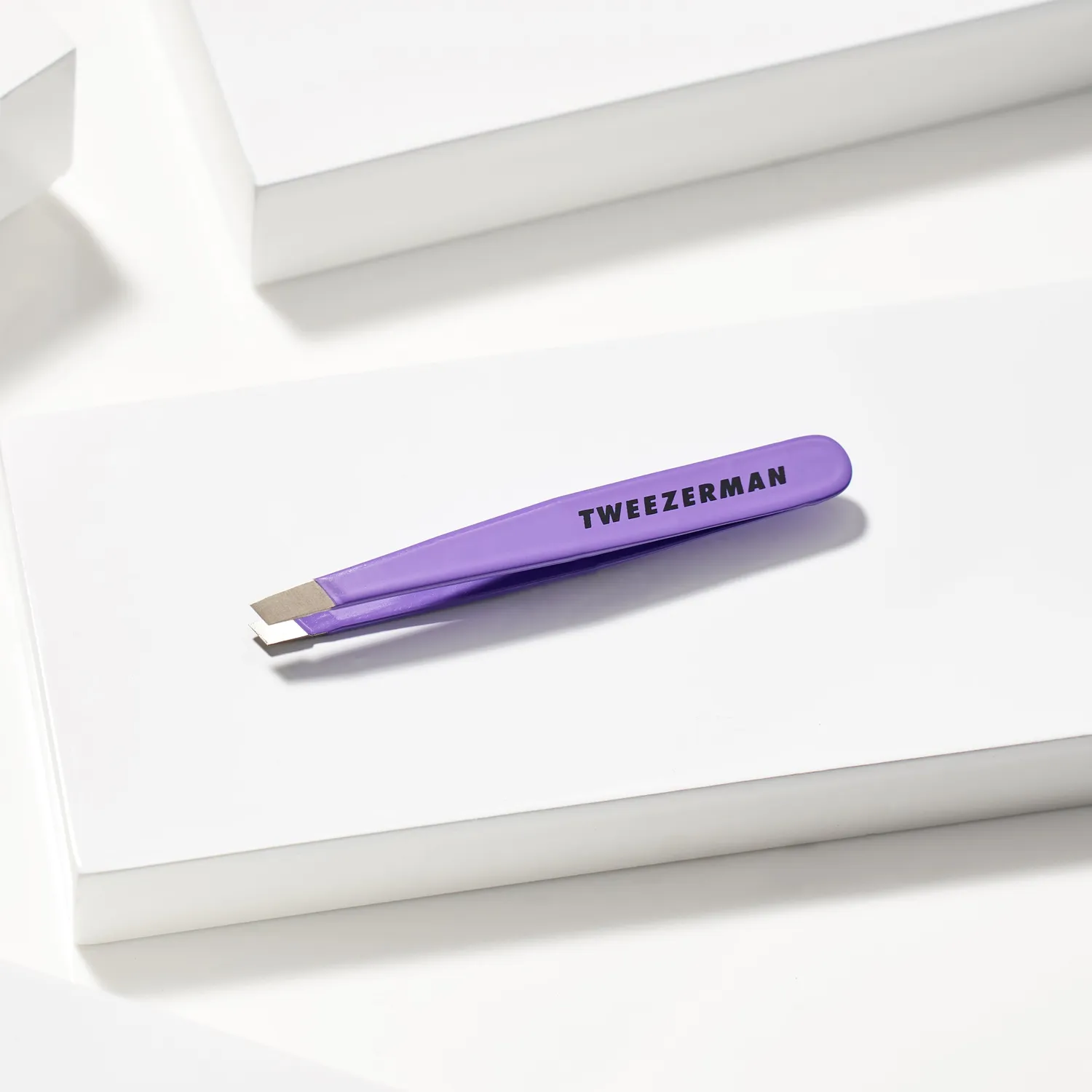 Tweezerman Mini Slant Blooming Lilac pincett lila liten
