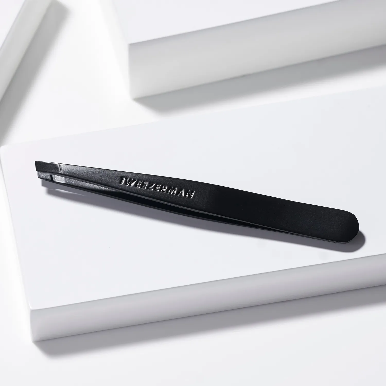 Tweezerman Slant pincett black matte snedspets
